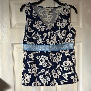 LOFT Women's Blue and White Floral Blouse